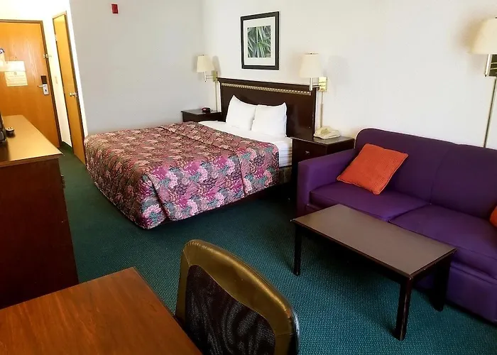 Rodeway Champaign Hotel 2*